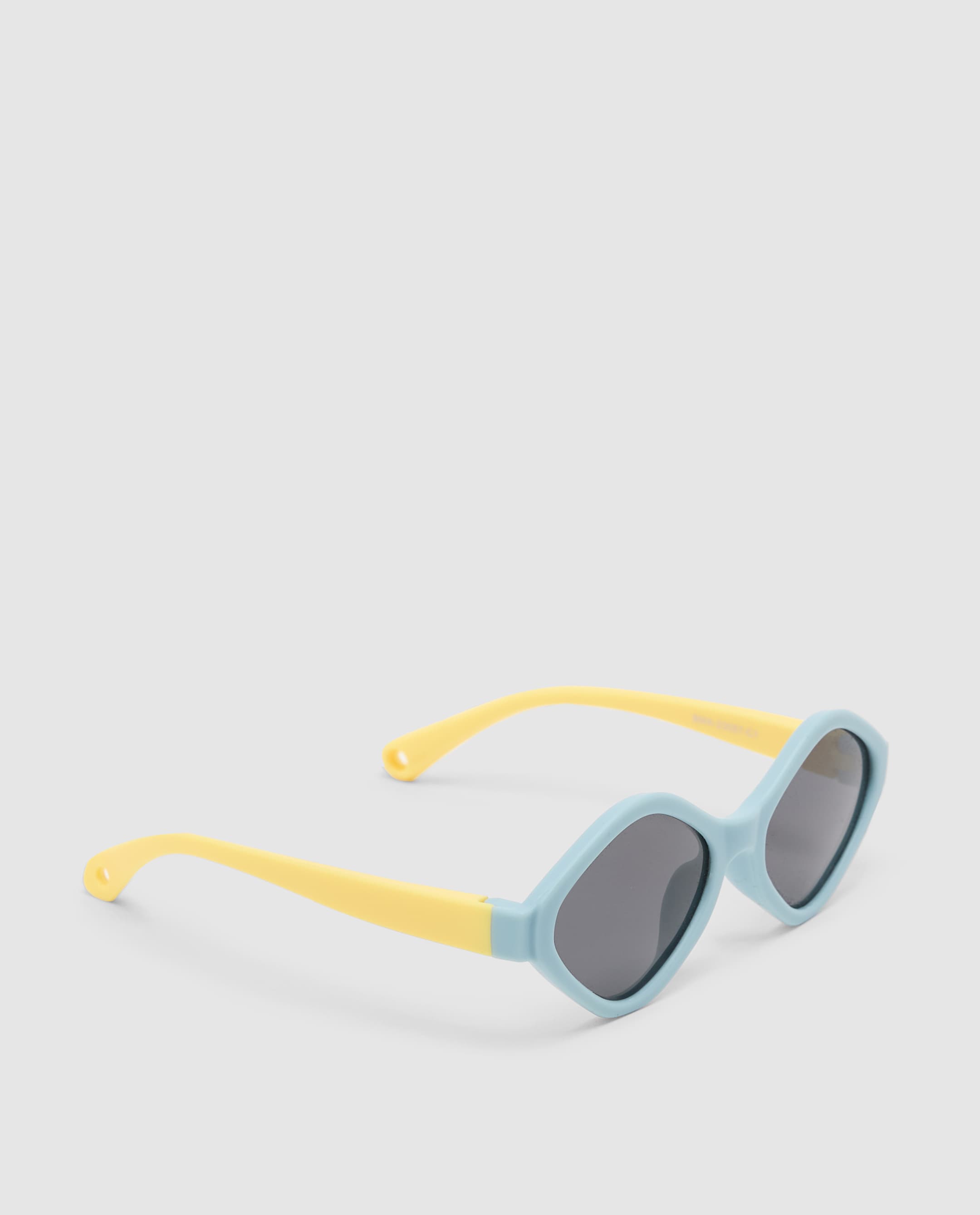 Product view https://mage-cdn.babiesandmore.com/catalog/product/b/m/bma-23057-c1_4.jpg1