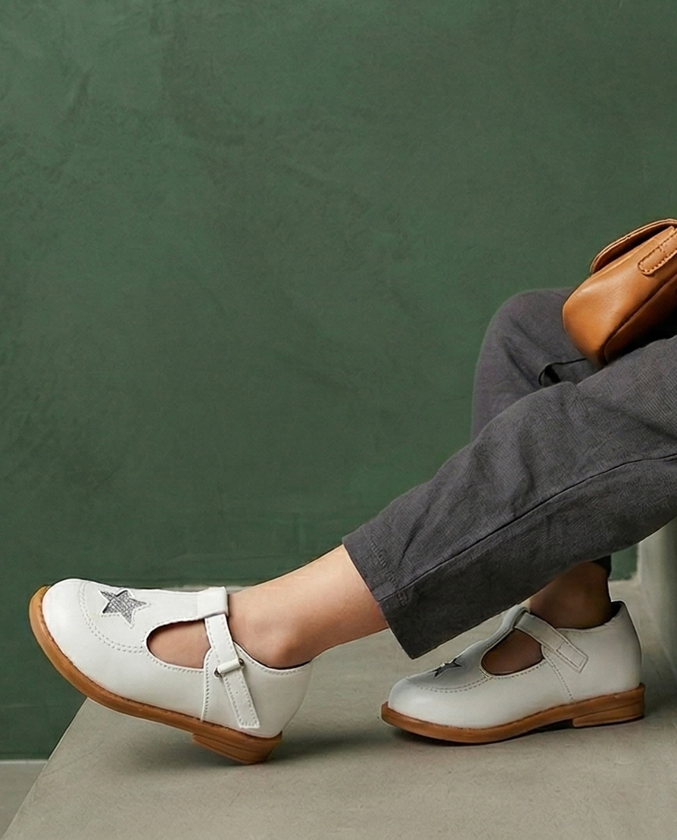 White Shoe with Star Patch - 25 thumbnail 6