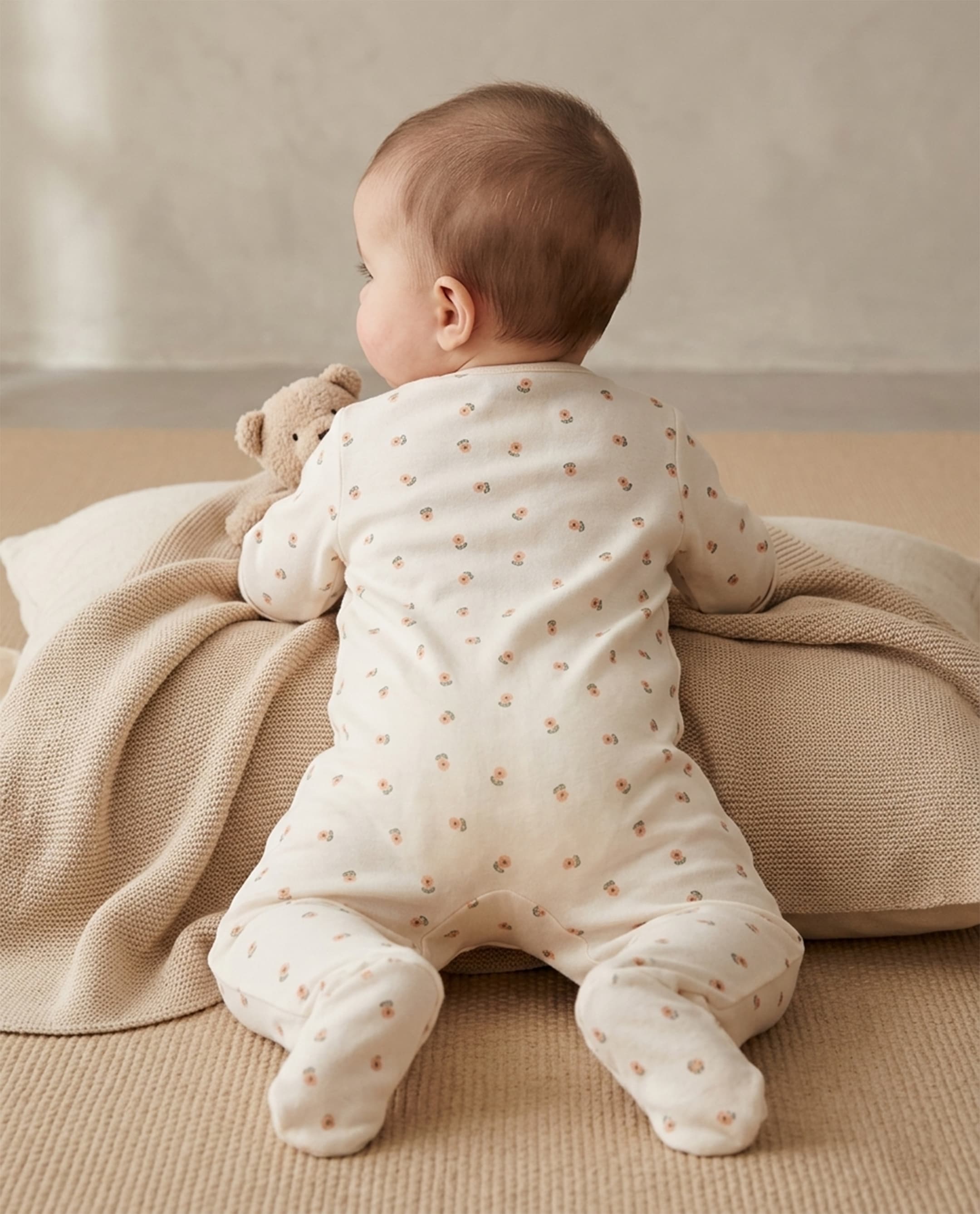 Product view https://mage-cdn.babiesandmore.com/catalog/product/e/k/ekngvp158s26_3.jpg1