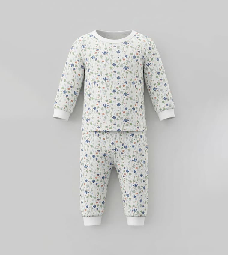 Product view https://mage-cdn.babiesandmore.com/catalog/product/e/k/ekngvp174s26_3.jpg1