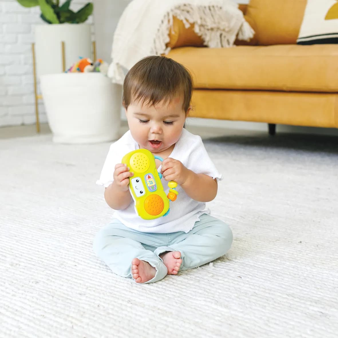 Infantino Music & Light Pretend Mini Boombox