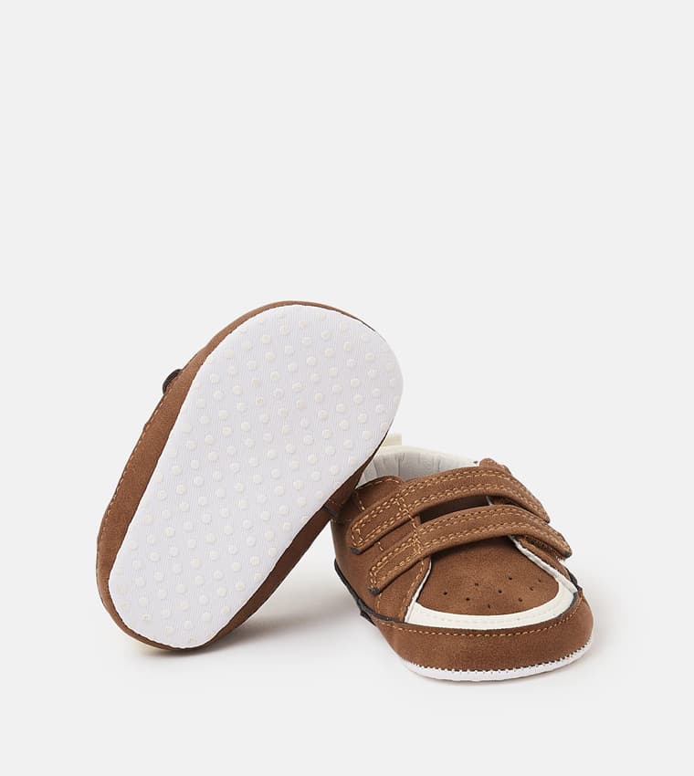 Product view https://mage-cdn.babiesandmore.com/catalog/product/s/h/shngsh02a25_4.jpg1