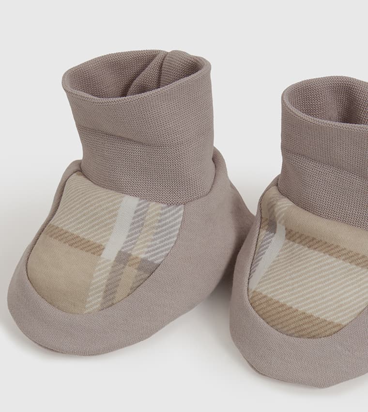 Product view https://mage-cdn.babiesandmore.com/catalog/product/t/g/tgnbpp10a25_4.jpg1
